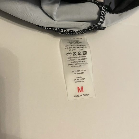 Medium swimsuit with blue black geometric pattern - Picture 5 of 8